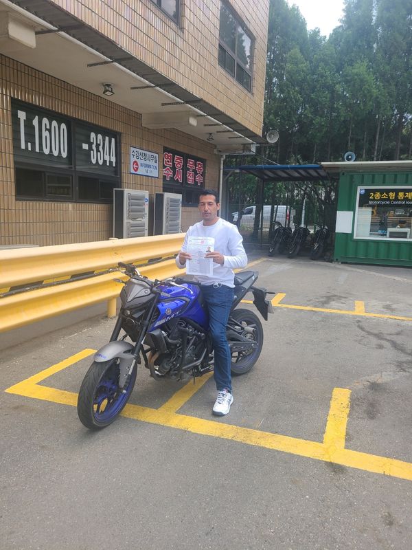 Foreign student at the SDA Anyang campus after completing the Korean licence course