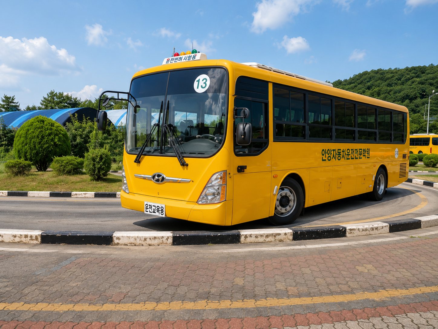 安養自動車運転専門学院の1種大型コースで使用する大型バス